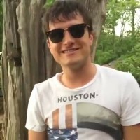 Josh falando portugues para seus fans brasileiros